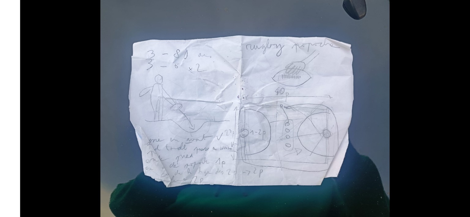 Première ébauche manuscrite des règles et du terrain de popoche sur une feuille froissée